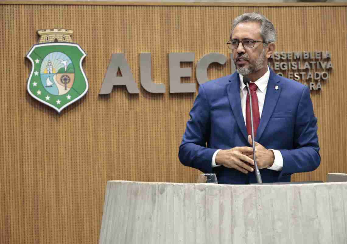 Elmano anuncia novo concurso para professores da rede estadual em 2026